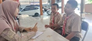 Siswa berkonsultasi tugas di hall